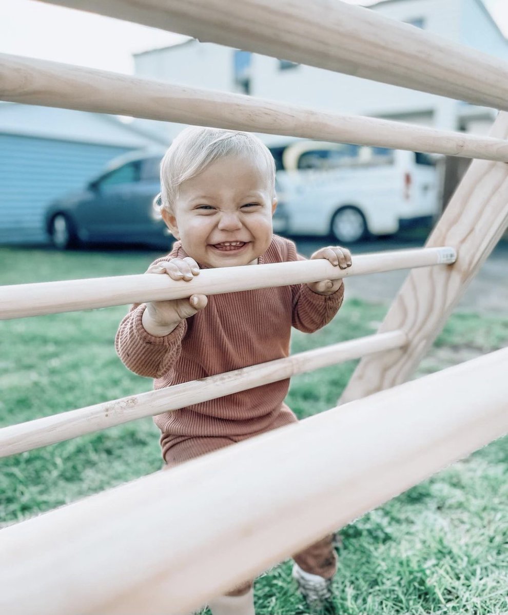 [Walking with Callan through the fields, they picked a bouquet for <a href="/VaIiantVixen/">Alessia Havard Frey | Parody</a> for her to return home to.]