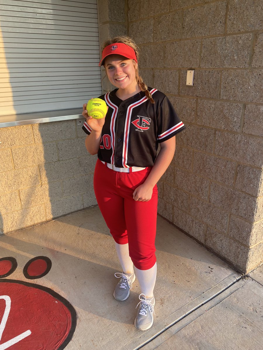 fchs_softball's tweet photo. BULLDOGS WIN 8-0 IN 5! Huge games from @MallorySmith_24 (3.0 IP, 4 Ks), sophomores @PirkleEmma and @BardenAvery with several quality at bats, and the solo shot to lead off the 5th from junior, Emily Caron 💪🏼 https://t.co/iCaawfDWZ4