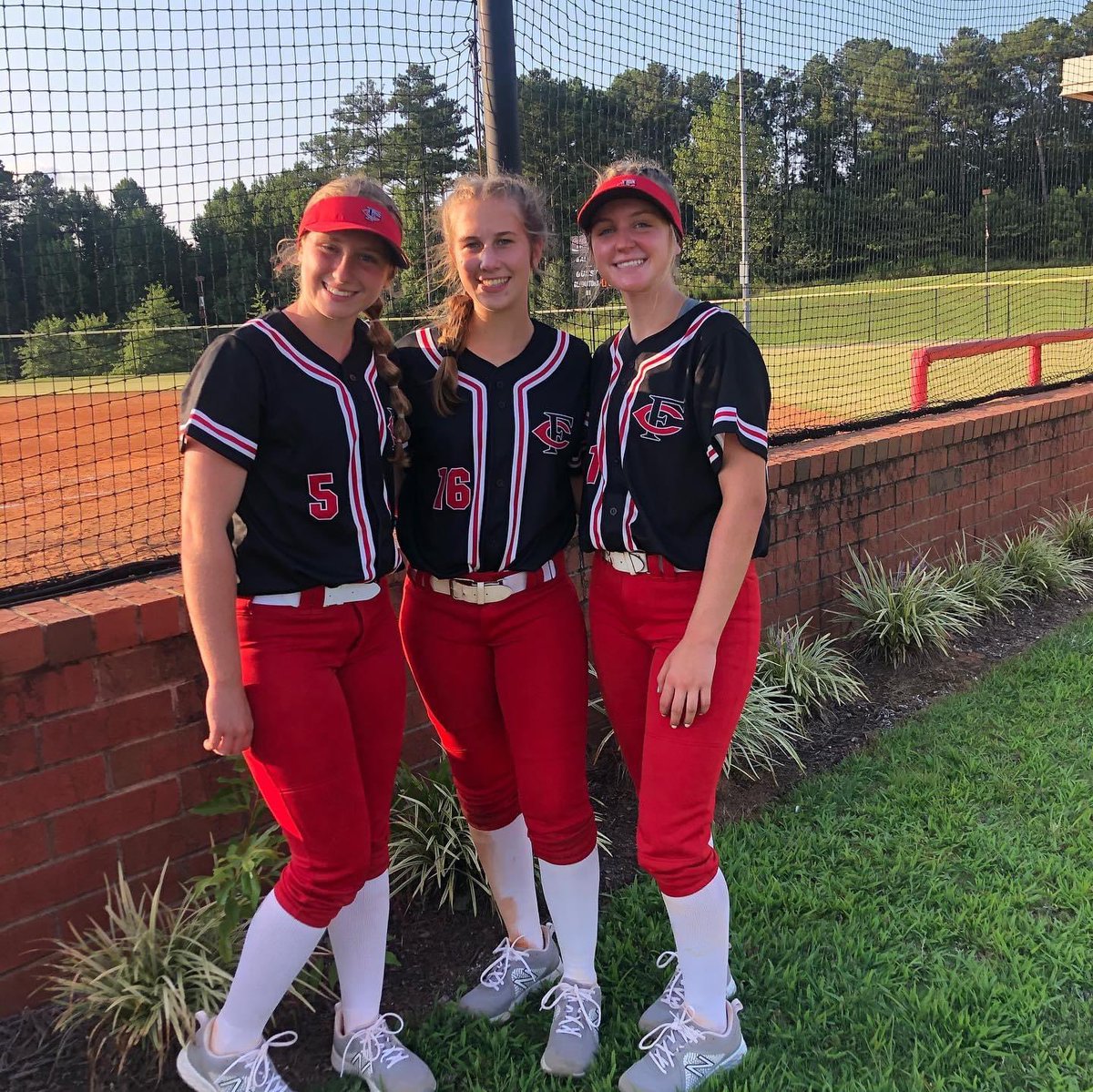 fchs_softball's tweet photo. BULLDOGS WIN 8-0 IN 5! Huge games from @MallorySmith_24 (3.0 IP, 4 Ks), sophomores @PirkleEmma and @BardenAvery with several quality at bats, and the solo shot to lead off the 5th from junior, Emily Caron 💪🏼 https://t.co/iCaawfDWZ4