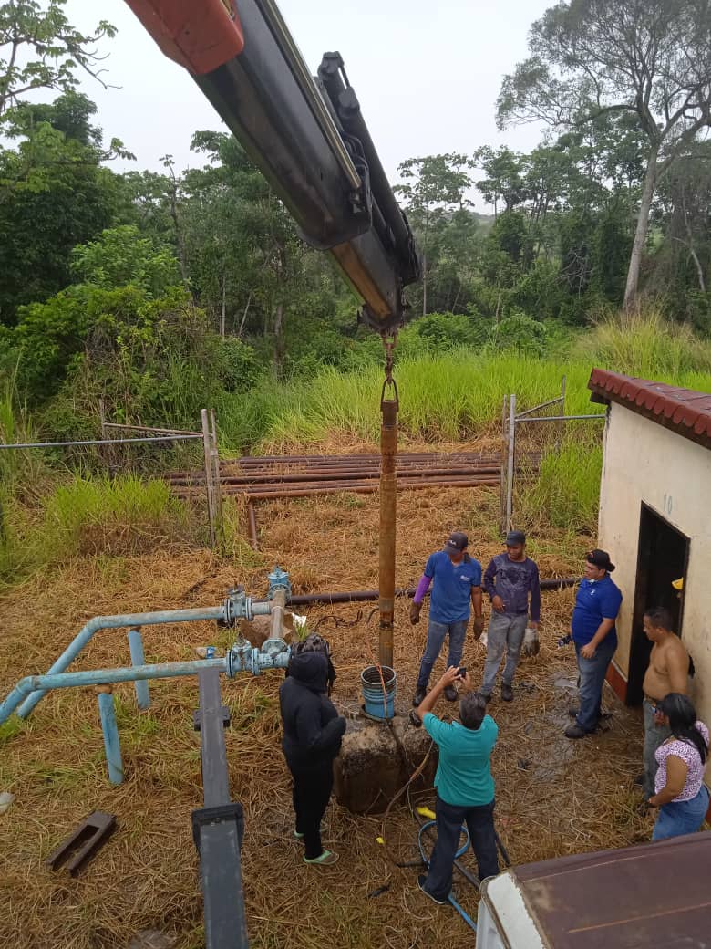 FbnbtBarinas's tweet photo. La #GMBNBT  apoyó a Hidroandes con un camión Brazo Pitman  en la revisión de la bomba y motor de agua del pozo n��mero 10 de Ciudad Tavacare en el municipio #Barinas pozo con el que se benefician aproximadamente 3 mil familias. https://t.co/Ld1ESOgMG2