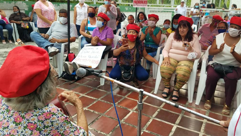 VamosconAurora's tweet photo. 📌 Entre boleros, tambores y presentaciones culturales,  movimientos sociales de Petare rinden homenaje Aurora Morales, precandidata a la Gobernación del Estado Miranda.
#5Ago #VamosConAurora
#AuroraGobernadora https://t.co/aS4W26U7VW