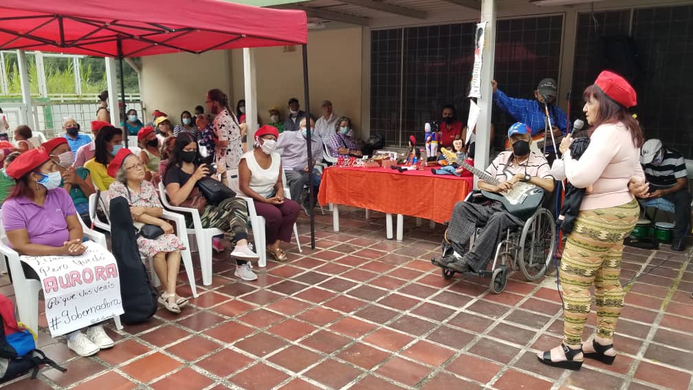 VamosconAurora's tweet photo. 📌 Entre boleros, tambores y presentaciones culturales,  movimientos sociales de Petare rinden homenaje Aurora Morales, precandidata a la Gobernación del Estado Miranda.
#5Ago #VamosConAurora
#AuroraGobernadora https://t.co/aS4W26U7VW