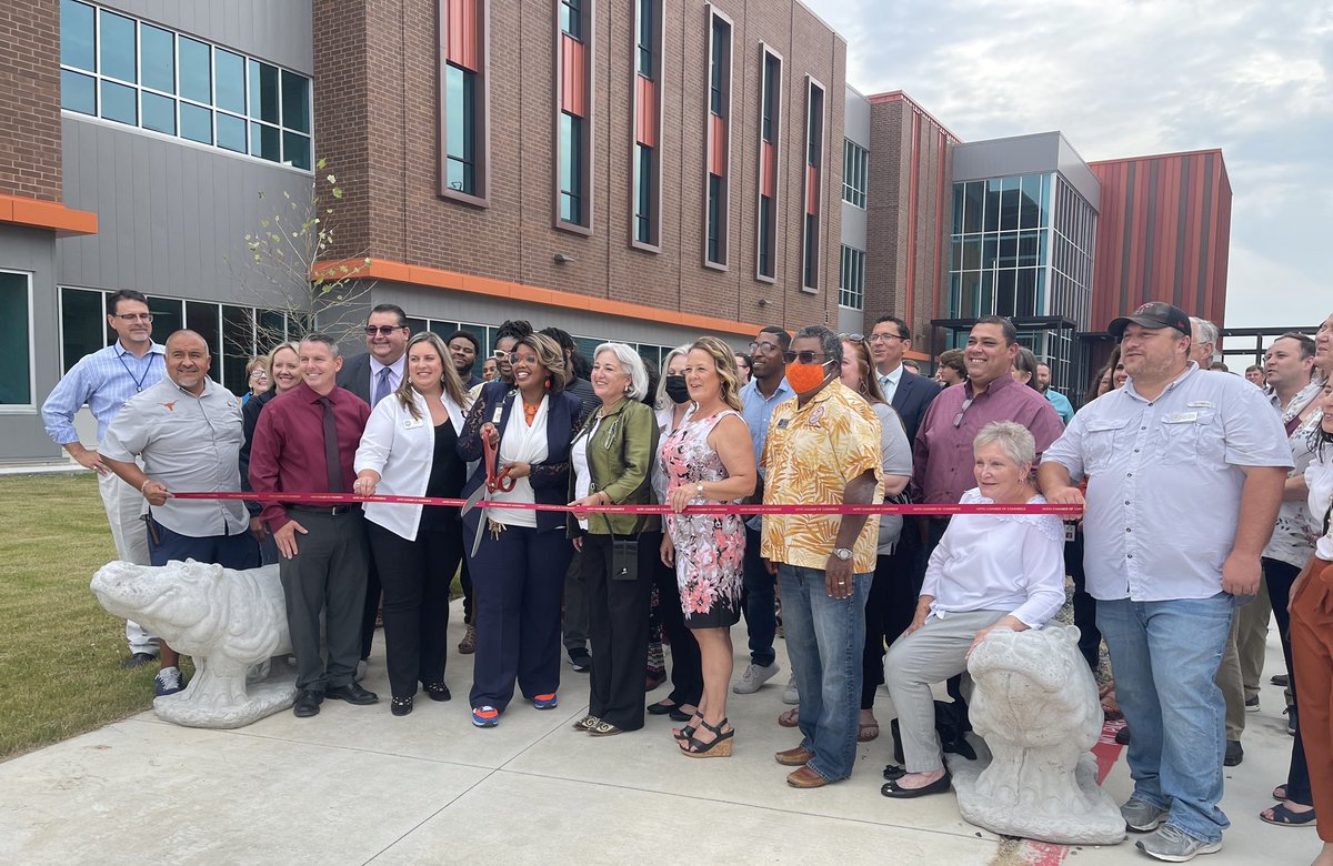 The @HuttoISD  new Ninth Grade Center is officially open! Thank you <a href="/Hutto_Chamber/">Hutto Area Chamber of Commerce</a> for the special ribbon cutting. “Ready to shine at the nine!”