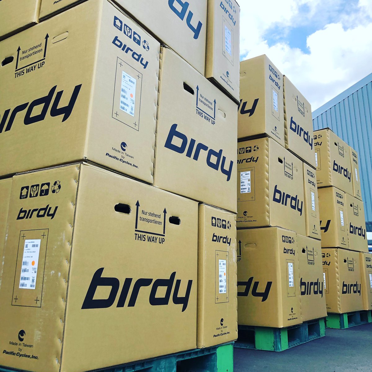 cycle_japan's tweet photo. おはようございます☀快晴の横浜に今birdy の一部モデル入荷してきました‼️お待ち頂いている皆様、本当にお待たせしていまいすみませんでした。これより検品、出荷準備を行いますのでもう暫しお時間下さい❗️#pacificcycle #pacificcyclesjapan #birdybike #birdyr #birdyclassic #caryall #phabita https://t.co/2JrTd7alhP