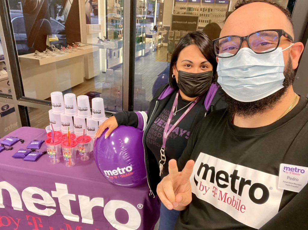 mel_leo05's tweet photo. Painting the world purple one customer at a time! 💜💜💜💜💜
#MetroEventChallenge #TMT #WeWontStop @meganpanicucci https://t.co/8zbHQvNsTh