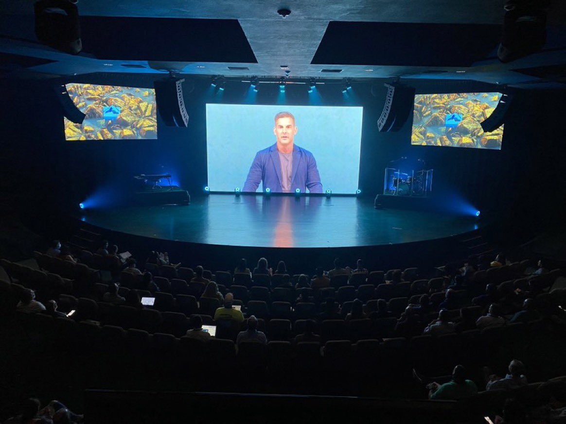 MultiSiteGuy's tweet photo. Iโm attending my 21st #glssummit @cfmiami which is hosting itโs first #glssummit with 500+ host sites engaging 300,000+ people onsite & online. โWhen leaders get better everybody gets better.โ @craiggroeschel #gls21 https://t.co/nwWfctGqCR