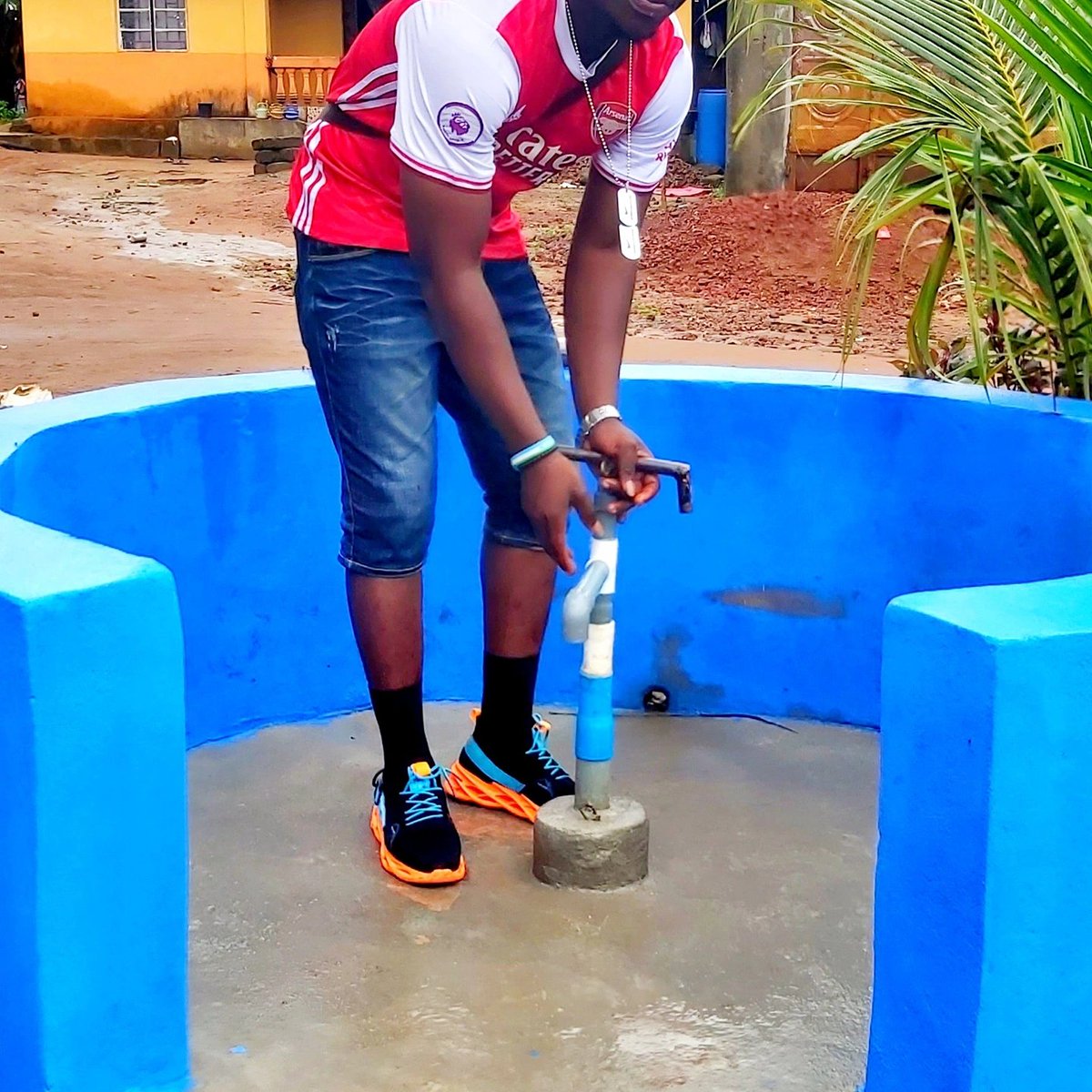 KandehBenson's tweet photo. COMMUNITY SOLUTIONS INNOVATION.

WE INNOVATE TO SAVE LIVES AND RESTORES HOPE AND DIGNITY. 

Lack of access to safe drinking water is a major challenge for many deprived and hard to reach rural communities in Sierra Leone 🇸🇱..
@RuralWaterNet 
 @WaterYouthNet 
@trekwithbek https://t.co/c3EK93kgSO