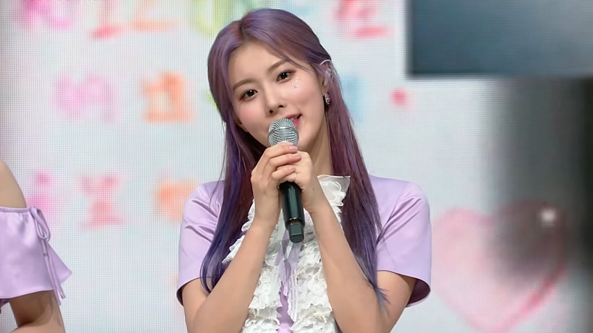 dailyhyewon's tweet image. #HyeWon #혜원 #IZONE #아이즈원 [@hyemu_official]