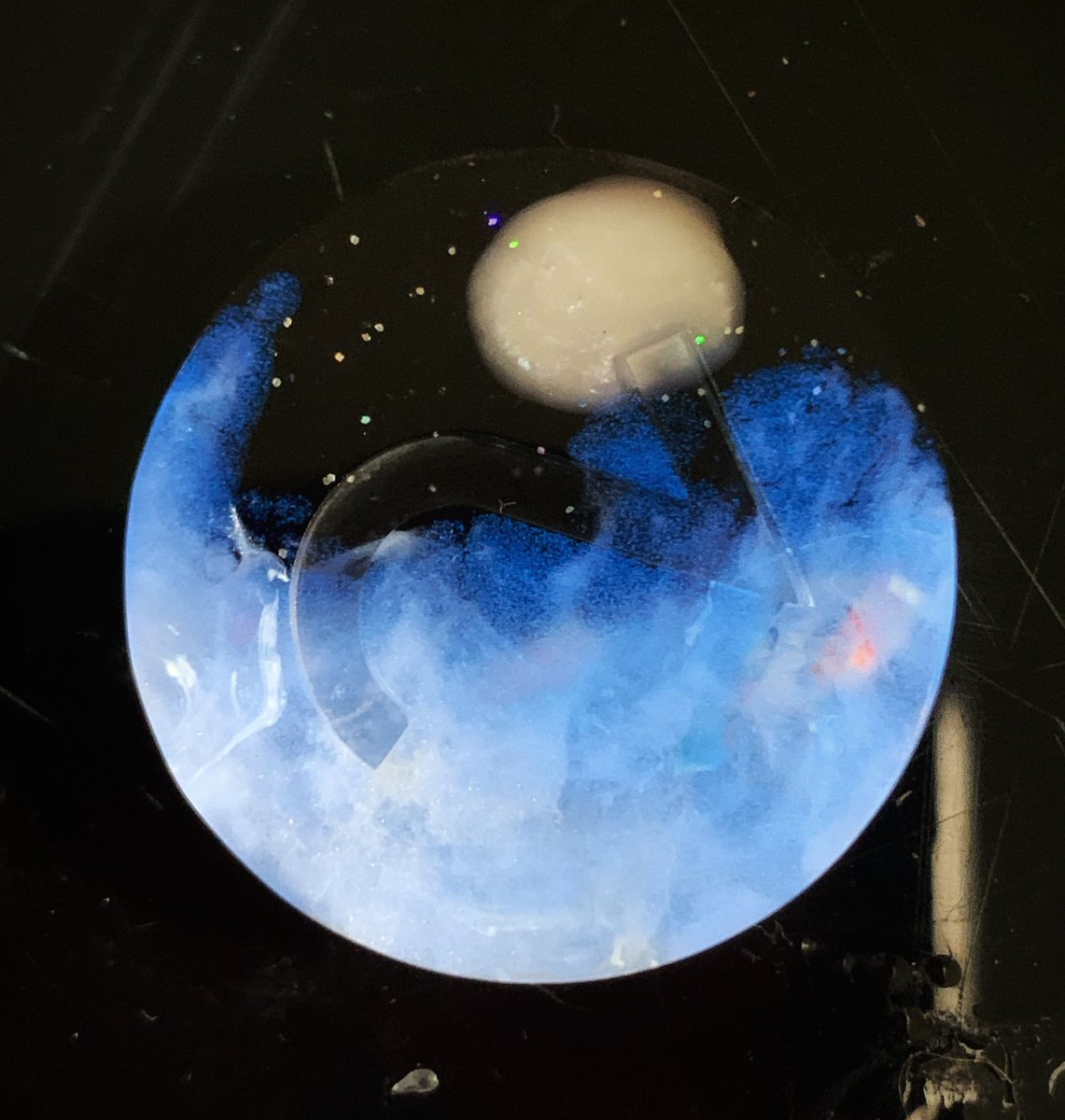 SpaceKittyDice's tweet photo. Sometimes accidents are cool. I was shooting for a Selune dice set and somehow my reservoir made a full blue moon d2. First set poured in our new home. The dice gods have given their blessing. More new stuff to come soon! Thanks for your patience as we moved!  #handmadedice #dnd https://t.co/WLXDUktaE9
