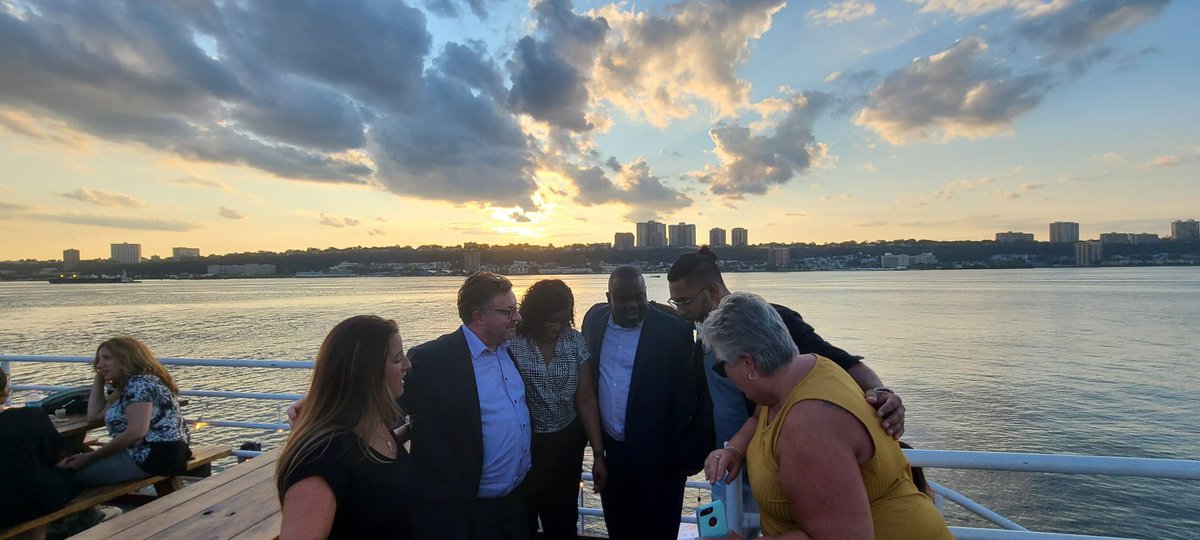 Jeffrey_NYP's tweet image. Specialty final huddle with @jwansley on the Hudson. @HeadRNColumbia @QueenofHeartNYP #socialcapital #challengenetwork