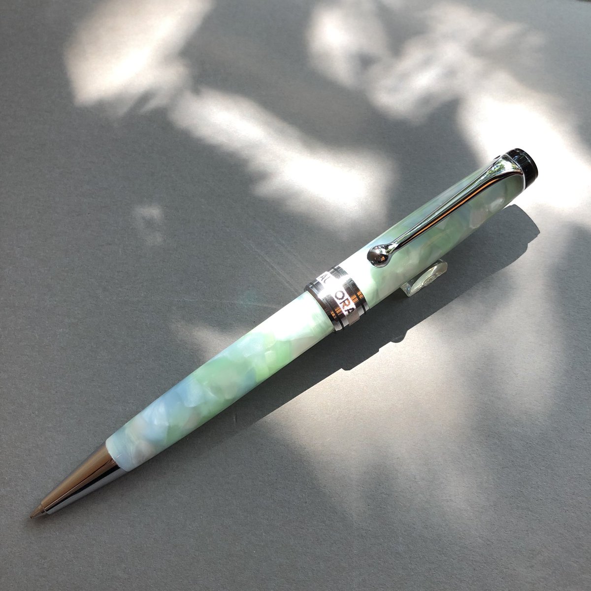 アウロラ限定品カレイドスコーピオルーチェヴェルデの万年筆が（先日