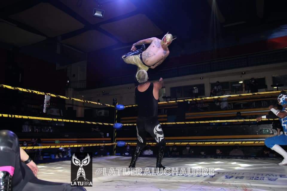 LaTijeraLucha's tweet photo. Primera lucha #jueves #mágicos es para el bando rudo #BlackShadowII y #Sobredosis al pasar por encima y dominar a #SpiderFly y #HalconMagico,por medio de un movimiento combinado (plancha sapito y patadas en el rostro) vencerieron a sus rivales en el centro del ring.
#latijera https://t.co/iHCFVlldrc