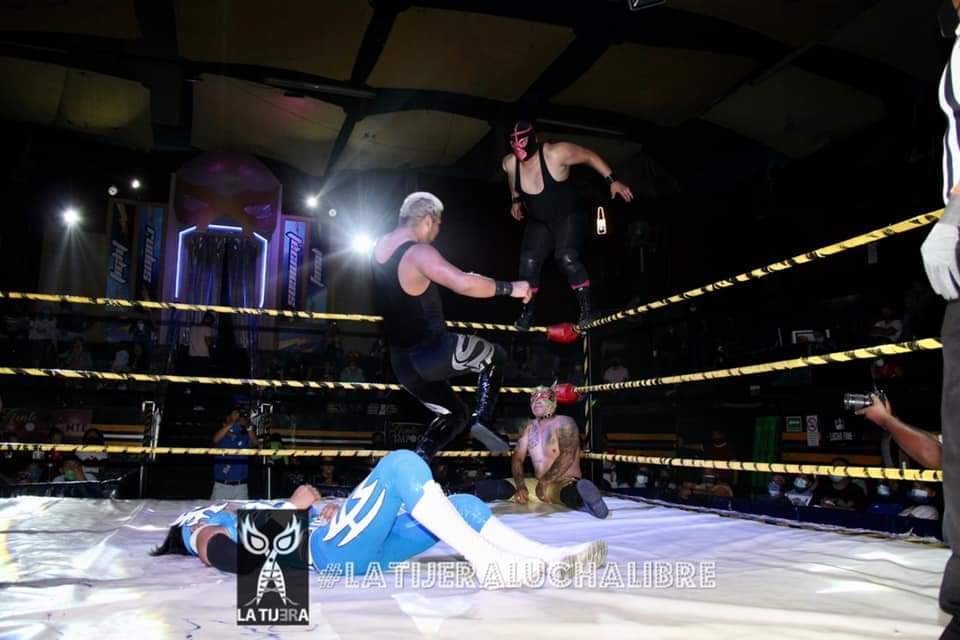 LaTijeraLucha's tweet photo. Primera lucha #jueves #mágicos es para el bando rudo #BlackShadowII y #Sobredosis al pasar por encima y dominar a #SpiderFly y #HalconMagico,por medio de un movimiento combinado (plancha sapito y patadas en el rostro) vencerieron a sus rivales en el centro del ring.
#latijera https://t.co/iHCFVlldrc