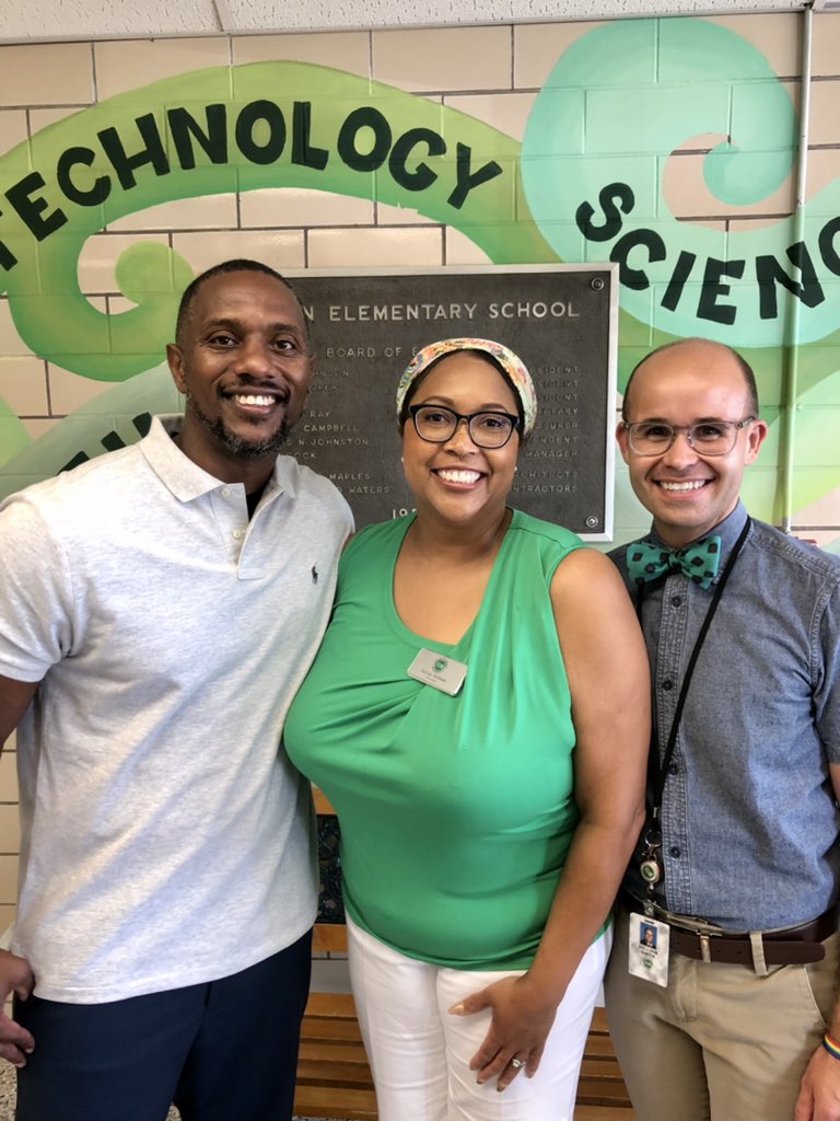 MrSmith_LES's tweet photo. The Dream Team strikes again! It was so good to see our kids’ sweet faces and their families during Meet the Teacher Night! Excited for the best year yet @GMASteam! 💚💚 @JamesSlay7 @MsJHolman https://t.co/rMIBwJhFVE