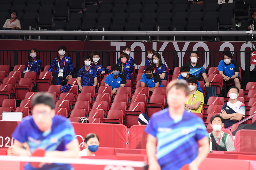 千葉格 Itaru Chiba 卓球男子団体３位決定戦 初戦のダブルスでまず１ゲーム先行 昨日戦いを終えた女子チームのメンバーも今日は応援に訪れている T Co Gqv6kxgsiq Twitter