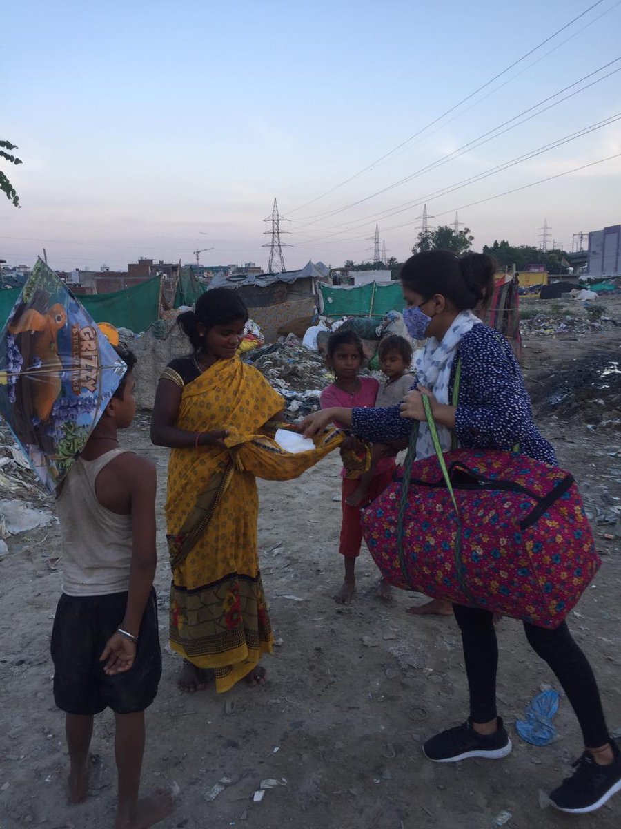 SquadPads's tweet photo. Rupa & Divya aint stopping to spread #menstrualhygiene . Mission implementation issko bolte hain .
The #ragpicking women in #Kudewala basti, #Noida came forward Shy & went back with beaming smiles, having got #sanitarypads from these two #PadSquadders.
#PadSquad https://t.co/adobyo0prt