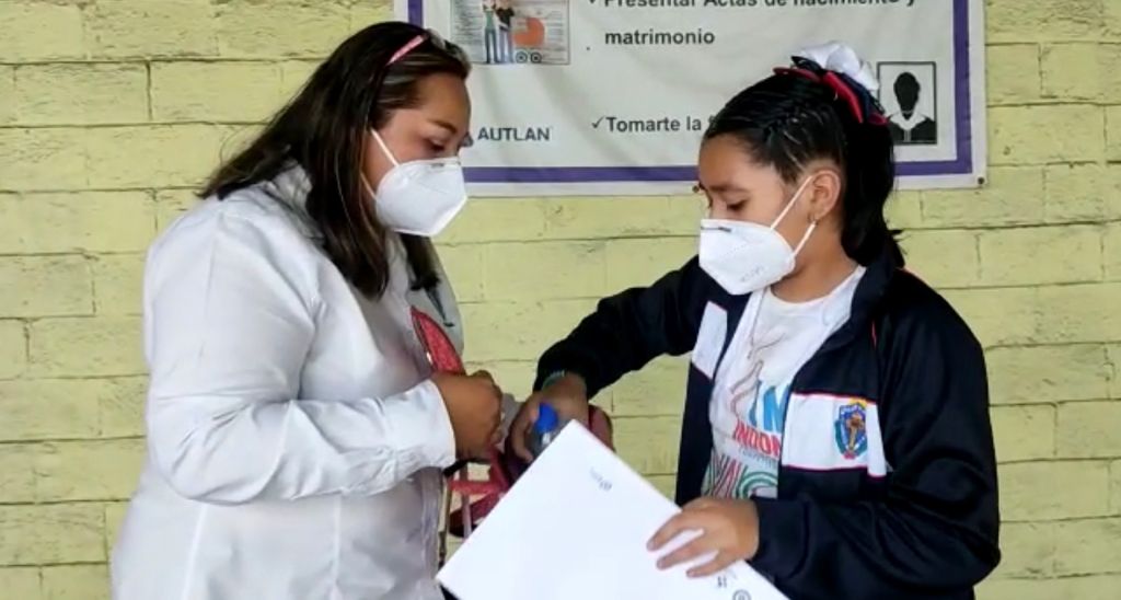 alvarez_armando's tweet photo. Ella es Zariffe Yamel Céspedes, quien a sus 11 años, ganó la medalla de plata en la Competencia Internacional de Matemáticas.
Es originaria de la comunidad indígena de #Otongo en el municipio de Tepahucán de Guerrero y le dio a #México el segundo lugar de la competencia. https://t.co/hI70oZTky7