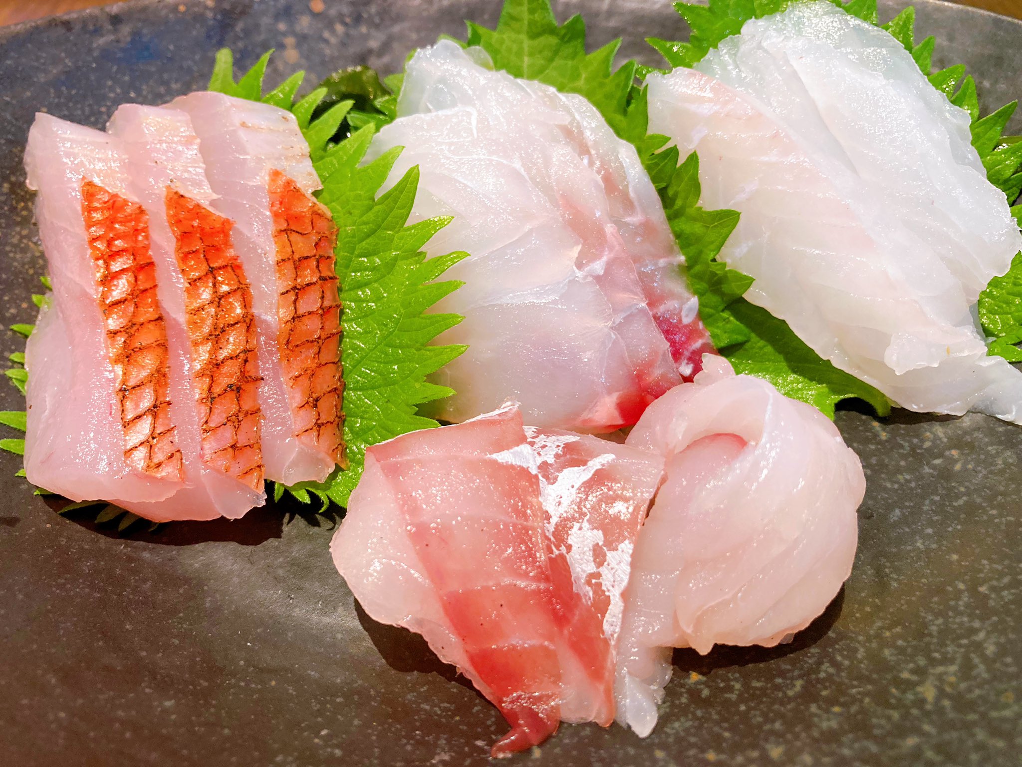 仙川釣よし おはようございます 本日6日のお刺身定食は キンメ ウメイロ アカハタ ヨスジフエダイ モンガラハギです 本日は店長諸用のため 予定を変更して11 30 14 00の営業となります ご迷惑をおかけ致しますがよろしくお願いします 釣よし