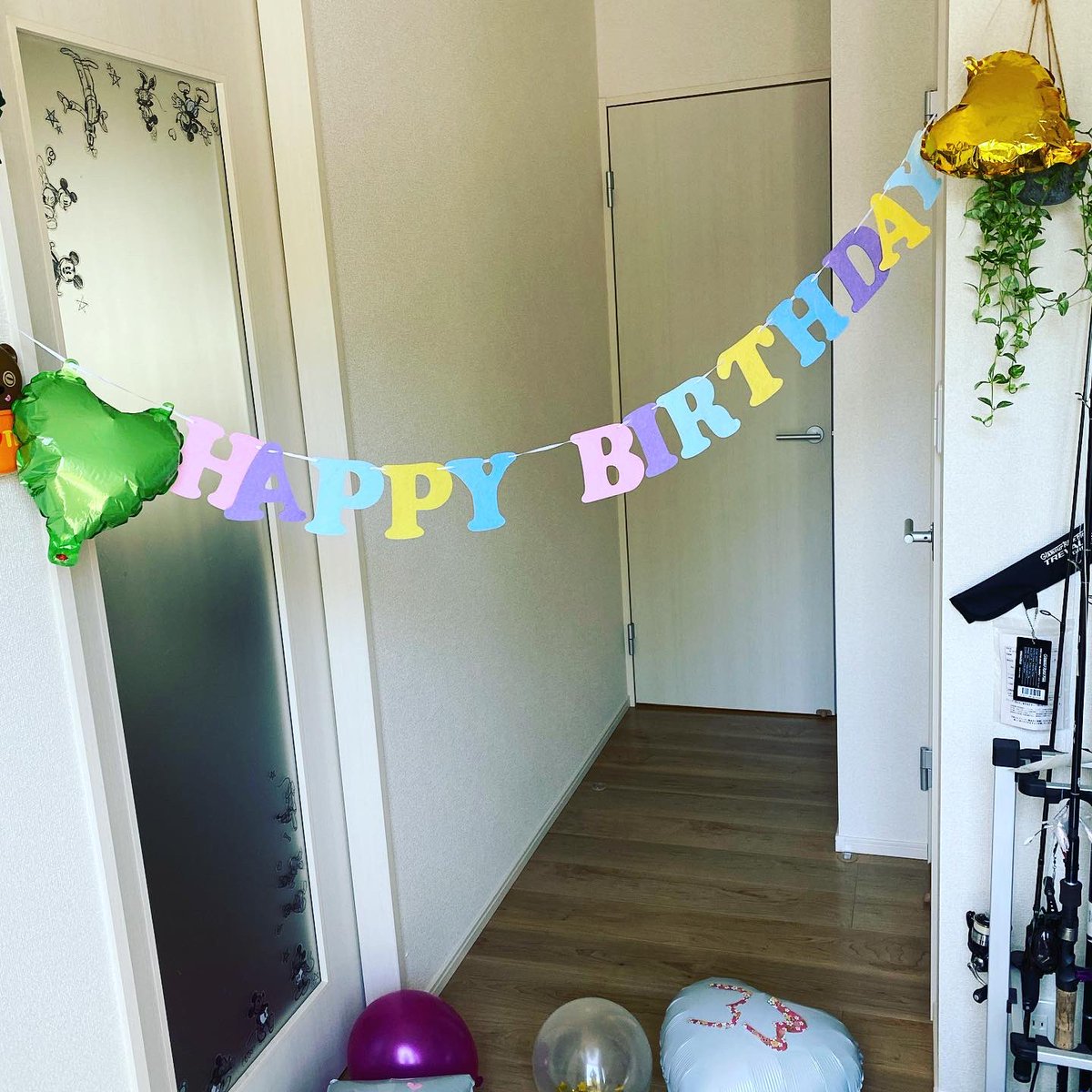takuronron2's tweet photo. 33歳の誕���日
夜勤で朝帰りに玄関開けたら
これあってビックリして中入ったら
嫁急に出てきて誕生日ソング流れて感動した😂
日付変わる時もお祝いのメールくれるしケーキも飾りも子育てで疲れてるのにここまでしてくれてありがとう😭
毎年幸せをありがとう😭
ケーキ切る時潰れてもた😭 https://t.co/9eGUTmLtY0