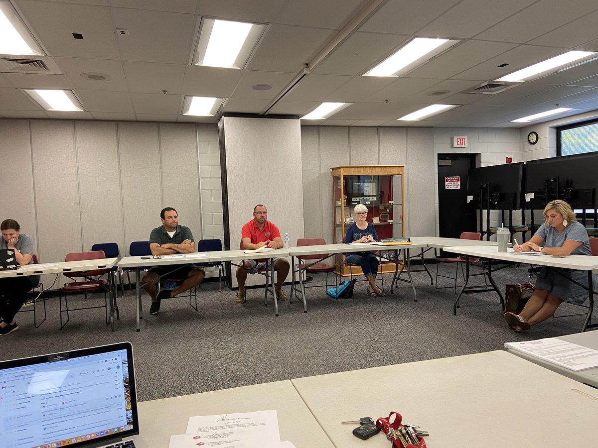 DarrellEdwardsd's tweet photo. Great Goshen Education Foundation meeting tonight! Wonderful group of people making a difference for our students! @GoshenLocal @GarrPurdue97 @chelsiehornsby @JDLE_Gray https://t.co/U9bcYmcQdI