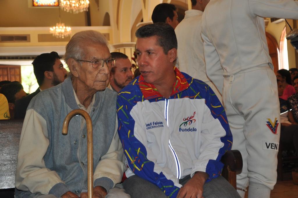 HenriFalconLara's tweet photo. Gloria del deporte, gran ejemplo y buen amigo!! Envío mis palabras de condolencias a familiares y amigos por el fallecimiento de mi apreciado amigo Héctor Alvarado, maestro del ciclismo que llenó de orgullo a los larenses y a todo el país. Dios te recibe en su gloria! https://t.co/cgAA6PY9kv
