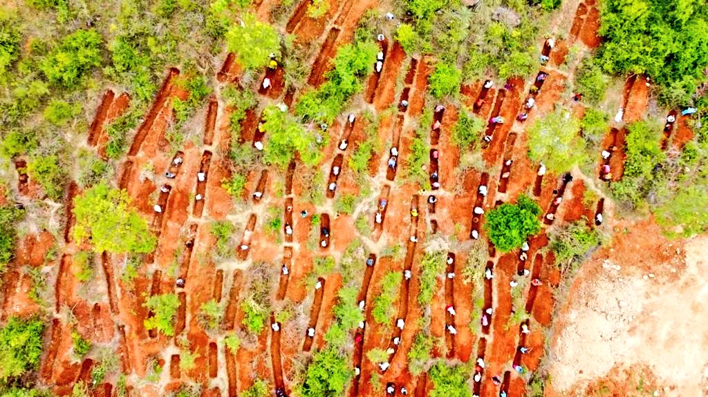 thisismeasp's tweet photo. In Mandya district's Huskuru Gram Panchayat (Malavalli taluk), 210 workers have been engaged in Soil &amp; moisture conservation works under MGNREGA.This hillock will hold more water &amp; support more vegetation now. https://t.co/rYQuHwXMVQ