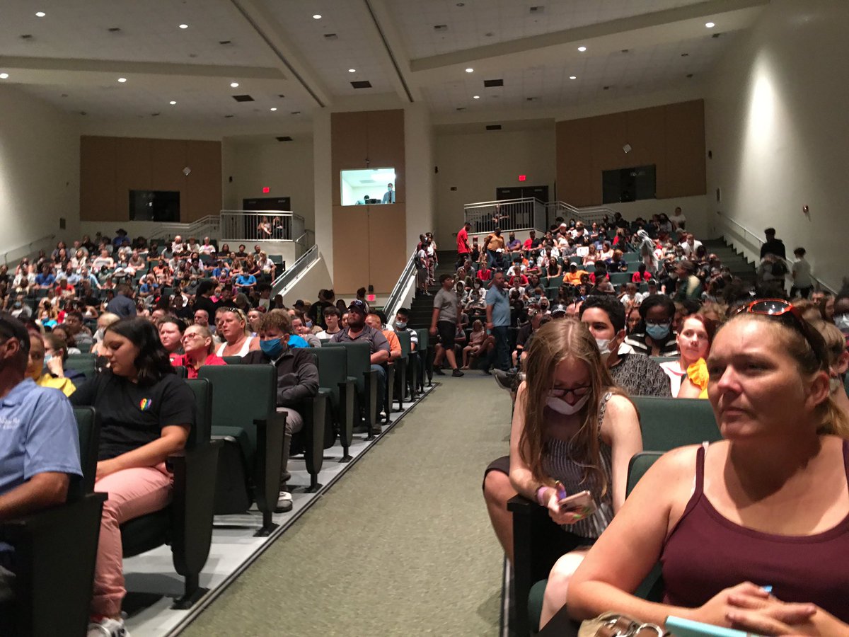 ichighschool's tweet photo. Tonightโs open house was incredible! We had an unprecedented amount of students show up. We are so pumped for the first day of school on Tuesday, August 10th. #GoGators #Gatorpride #๐๐ #gatorsrule https://t.co/J2qcvRhuuP
