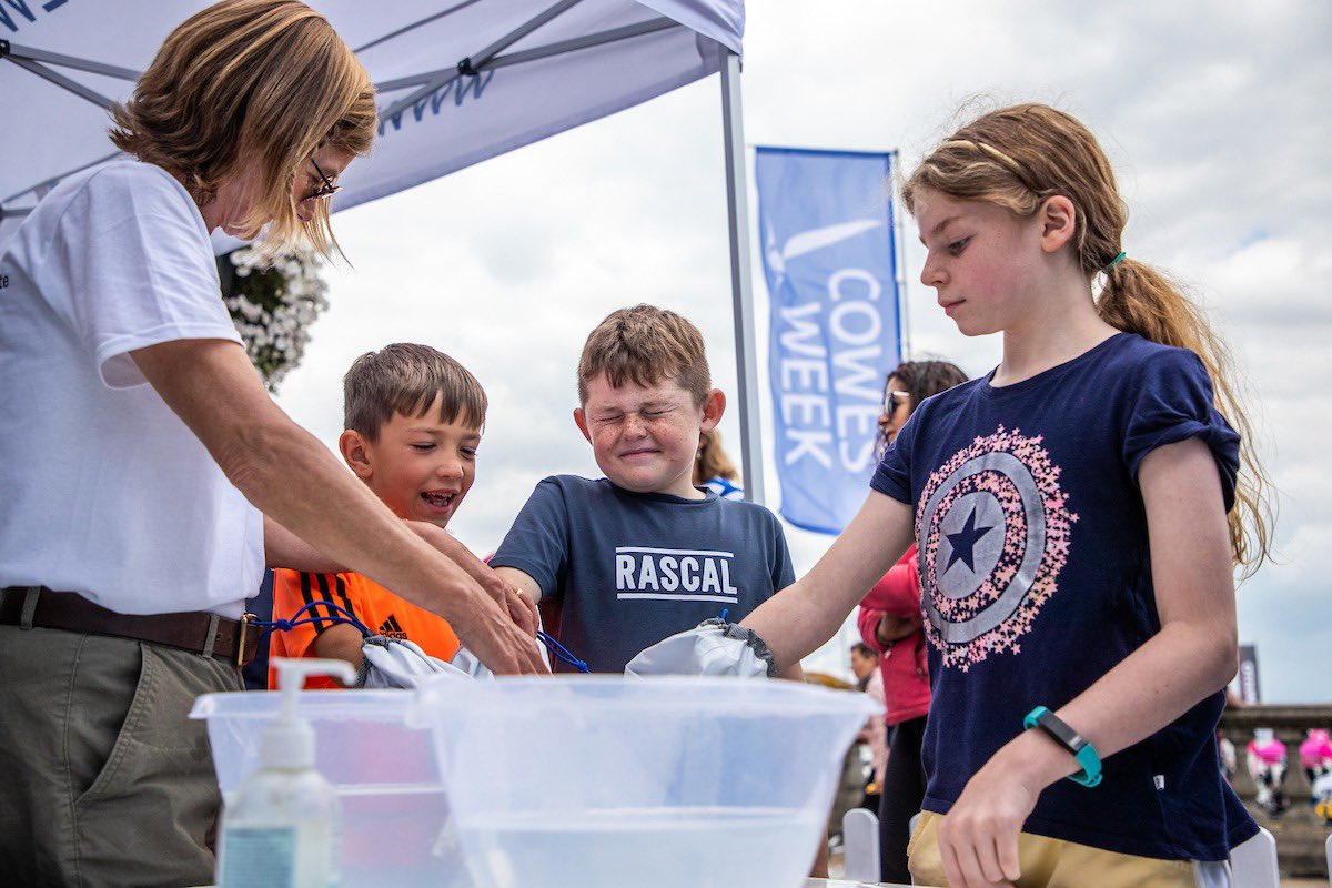 EmiratesGBRSGP's tweet photo. Proud to see our #RaceForTheFuture parter @STEM_Crew inspiring 1,000 young people a day during @cowes_week!

As part of the #ConnectedCowes project, they use hands on activities to bring science and technology to life. 

#WhereSportandScienceUnite
@1851Trust https://t.co/p6mVvdGiHb