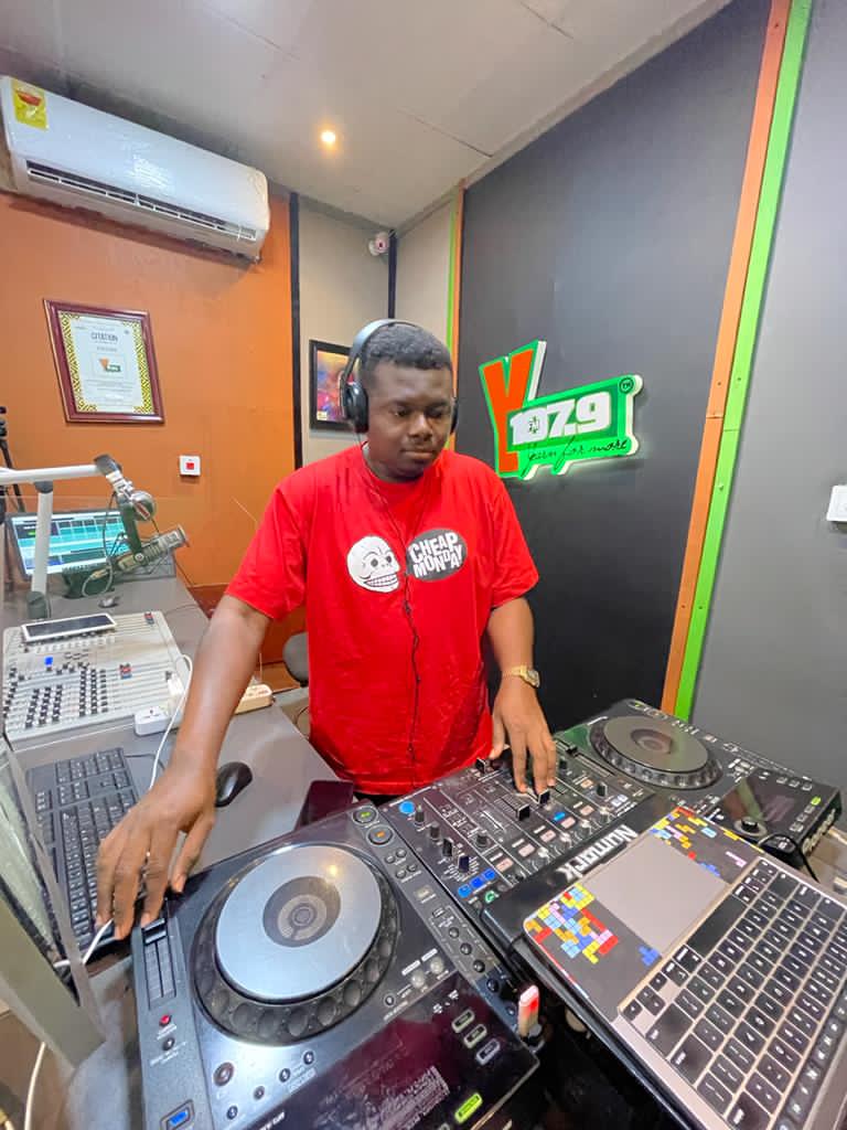 urbanroll's tweet photo. Get to work in the right mood , tune in to YFm 107.9 as @deejayLoft serves you with good music @YFM1079 #YSwitch https://t.co/eQ9qy3lfEp