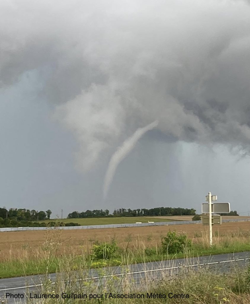 [Potentielle tornade dans l’Indre mercredi] Mercredi soir, vers 20h, un #tuba très allongé a été observé dans le Nord de l’#Indre, depuis Levroux. Compte tenu de la longueur de l’entonnoir, il pourrait s’agir d’une potentielle #tornade. Photo : L.Guilpain pour l’@AssoMeteoCentre.