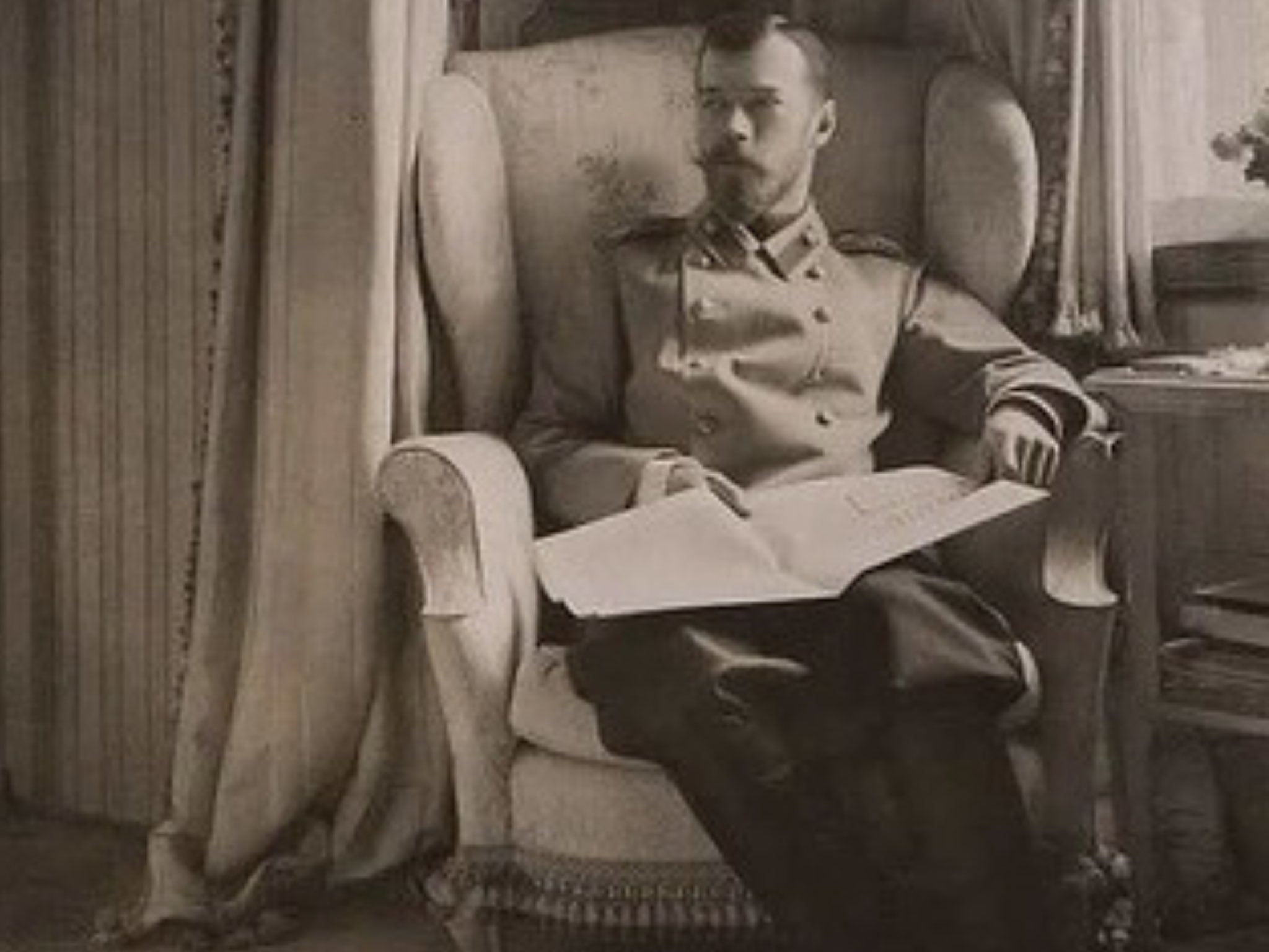 Николай 2 сидит