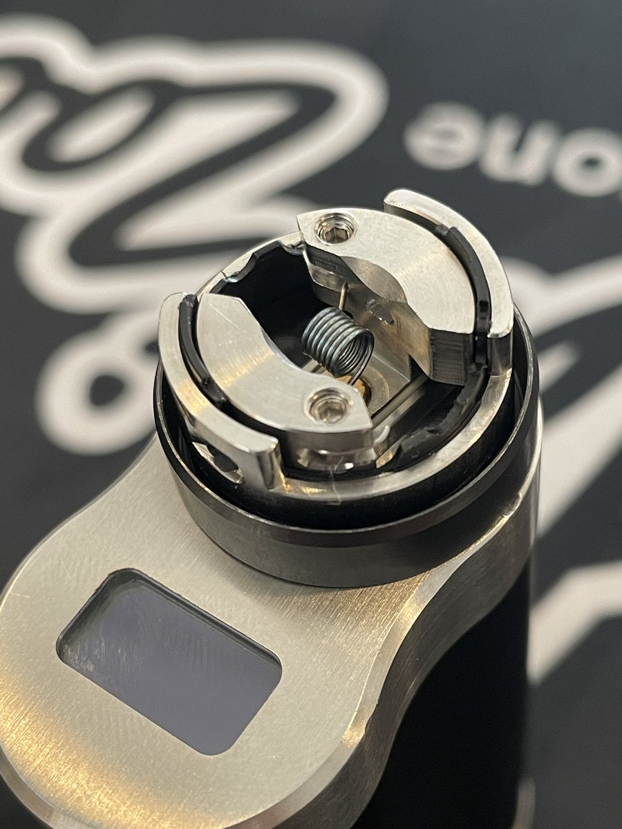 tokyo_banana_jp's tweet photo. 💥ORBITAL RDA💥

ケンタロ式ORBITALビルド🙄
NI80 26G 
ID2.5mm 7rap

コイルガイド通りに組むより少し下目(エアフローの真横あたり)にコイルをセットするとよりリキッドの濃い味を出してくれるビルドに仕上げられます🔥

ほんの数ミリのコイル位置でアトマイザーは激変するので色々お試しください👏 https://t.co/bP1XzJb4pH