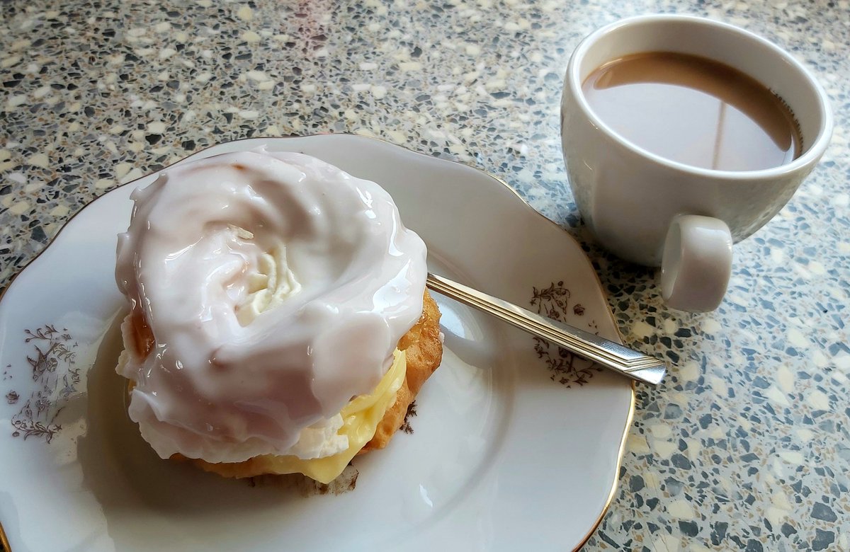 Puncoskka's tweet photo. Sladká tečka za pracovním týdnem. ❤
Ať Vám to dneska rychle utíká. 🍀
#maleradosti #mlsna #kafe #patecek #fridaymorning #Coffee #coffeetime #CoffeeLover #goodmorning #photo https://t.co/V8GH5zRAFr
