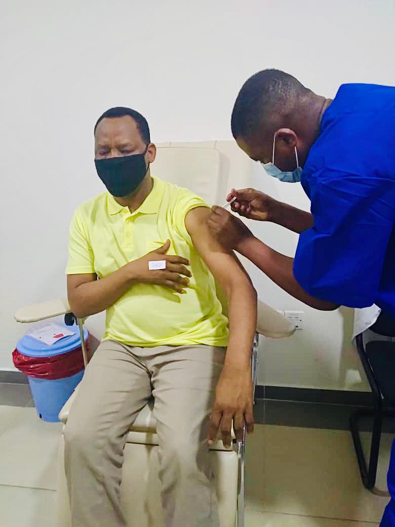 LazaroNyalandu's tweet photo. Nimeitika wito wa Mh Rais @SuluhuSamia na wataalam wa afya @wizara_afyatz kwa kupatiwa chanjo dhidi ya #covid19 katika hospital ya Aga Khan. Naishukuru serikali kwa hatua hii muhimu kuwapatia chanjo Watanzania. Chanjo ni salama na natoa wito kwa wananchi kujitokeza kwa huduma hii https://t.co/BUsnjWwcYM