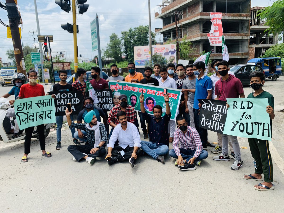KasanaVasu's tweet photo. राष्ट्रीय लोकदल छात्र सभा देहरादून मैं आज बेरोजगारी के मुद्दे पर बूट पॉलिश कर सांकेतिक धरना प्रदर्शन किया 
वासु कसाना 
ज़िला अध्यक्ष देहरादून
@jayantrld @RLD_IT @RLDparty @MalikBirpal @abhishekrld_ @BhanuRLD https://t.co/hkg8ecOyTx