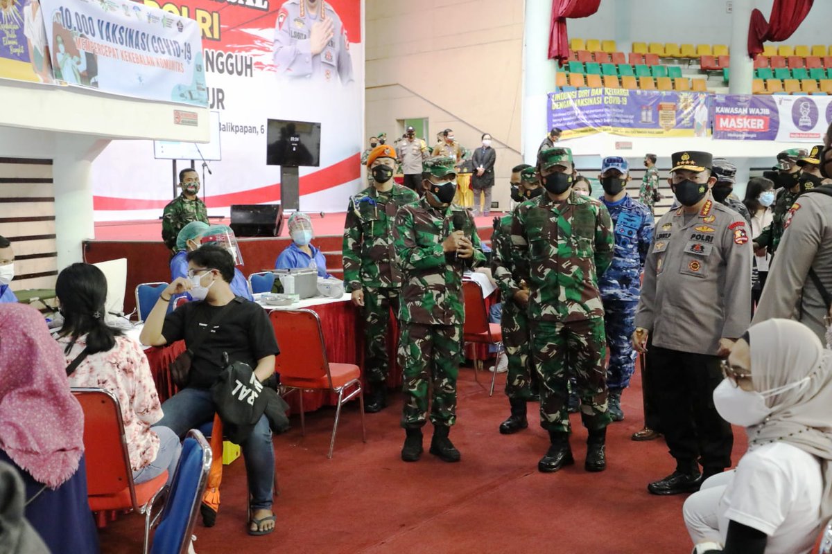 Puspen_TNI's tweet photo. Panglima TNI meninjau Serbuan Vaksinasi, Penyerahan Bansos dan pengecekan aplikasi Silacak dan Inarisk, di Gedung BSCC Dome, Balikpapan
#tni #p5tni #vaksincovid19 #bansos #silacak #inarisk #bersamalawancovid19
πhttps://t.co/90Tg7EJlsA https://t.co/QAW82LPWZn