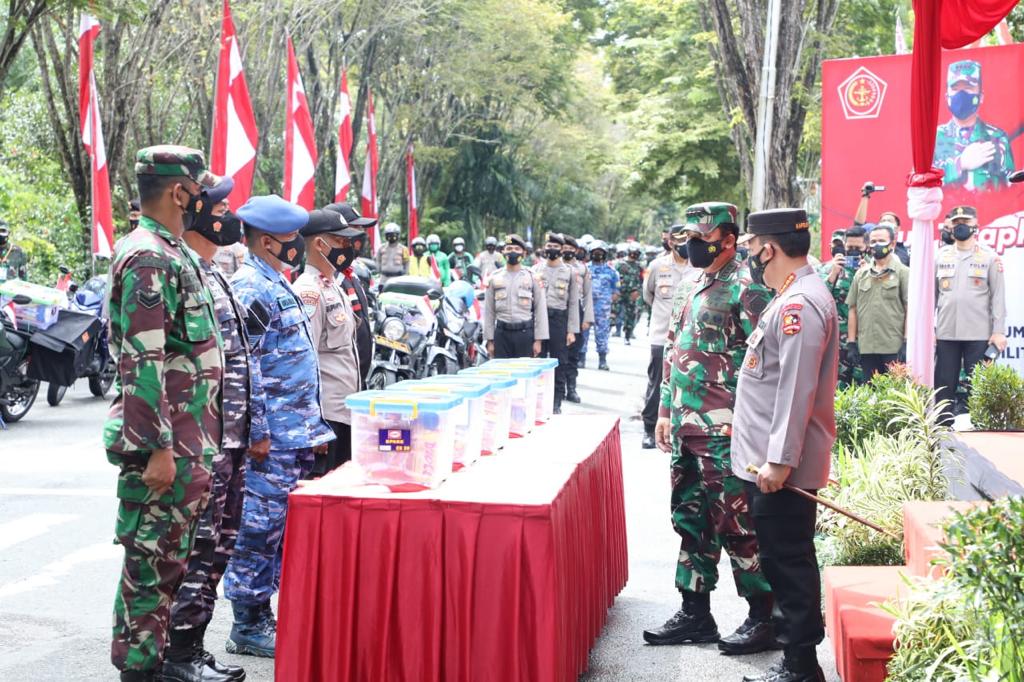 Puspen_TNI's tweet photo. Panglima TNI meninjau Serbuan Vaksinasi, Penyerahan Bansos dan pengecekan aplikasi Silacak dan Inarisk, di Gedung BSCC Dome, Balikpapan
#tni #p5tni #vaksincovid19 #bansos #silacak #inarisk #bersamalawancovid19
πhttps://t.co/90Tg7EJlsA https://t.co/QAW82LPWZn