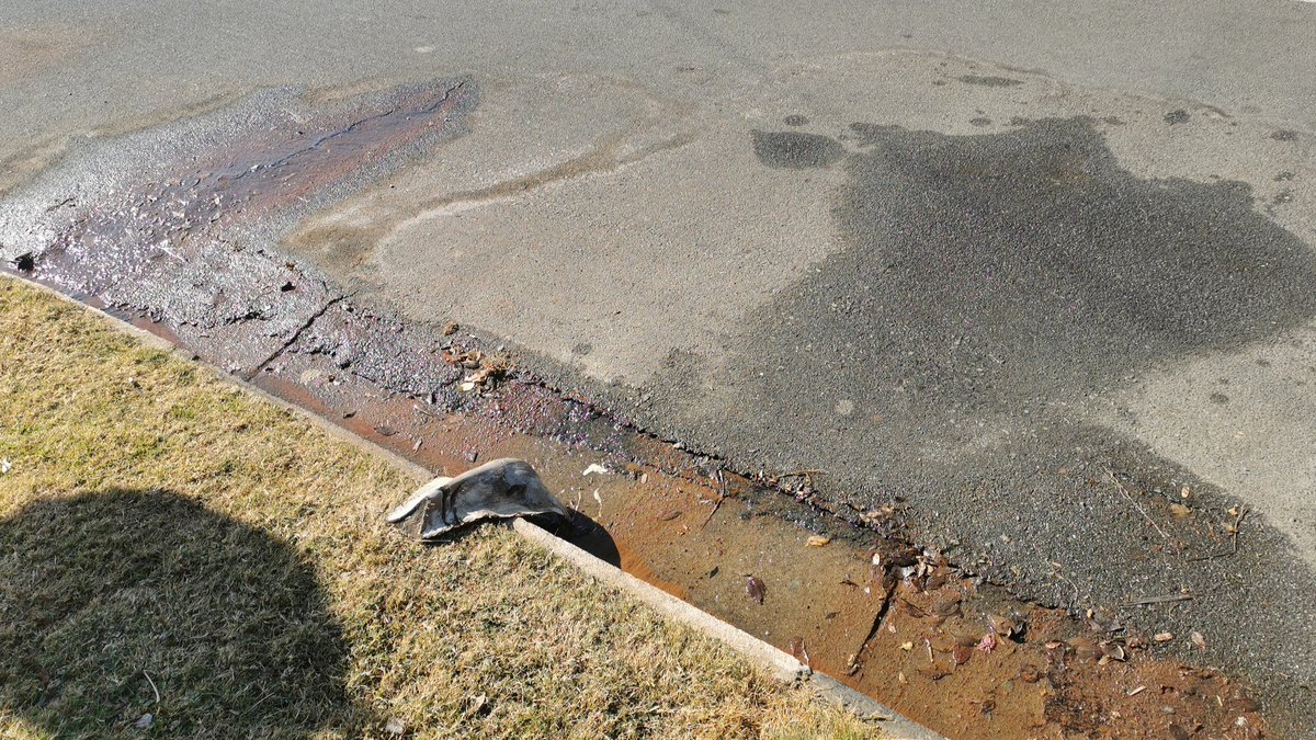 Dharmes37715952's tweet photo. @JHBWater we have logged a massive leak ref number 403292387.  There is a burst pipe underneath the road and the tar is starting to lift and the road is cracking open. Can we please have this resolved asap attached are some pictures https://t.co/roc1IEMOCb