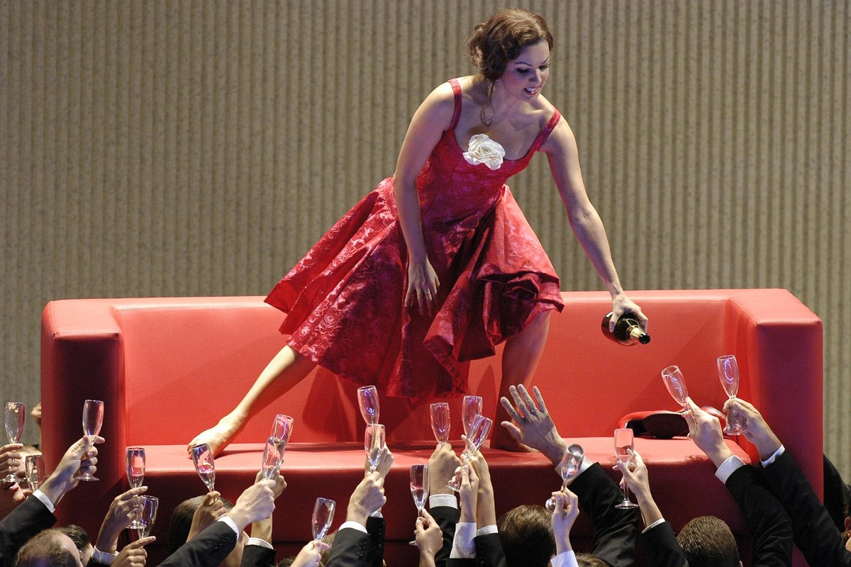 Violetta hat als Edelkurtisane ein heißes Leben in Paris. Doch sie ist krank und stirbt bald – da verliebt sie sich in Alfredo. Erkennt ihr die Geschichte?
Die <a href="/arte/">artearte</a> Serie "Sternstunden der Musik" geht weiter:
t1p.de/5qf4x <a href="/rolandovillazon/">Rolando Villazón</a> <a href="/annanetrebko/">Anna Netrebko</a> #opera #series