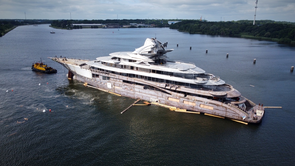 Superyachtblog's tweet photo. We haven't showed you yet these pictures of Project Jags launch. Project Jag is a 122m Superyacht which will be delivered to an experienced owner in 2023.
#ProjectJag #Luerssen #Superyachtblog https://t.co/LQZKvHVWCI