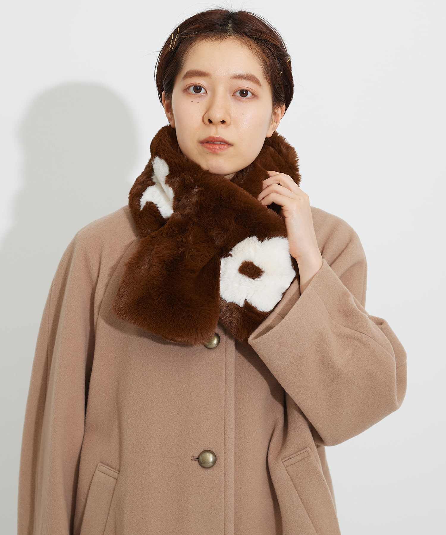 child woman フェイクファーはめ込み花モチーフ マフラー ネイビー