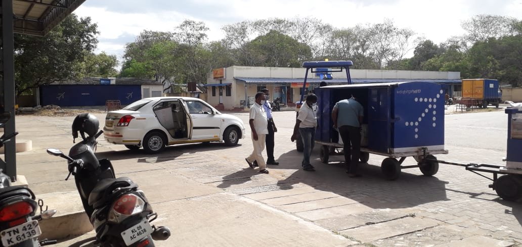 aaicbeairport's tweet photo. Coimbatore Airport @aaicbeairport on 5th August'21; 04 boxes of Covid-19 vaccine (Covishield) weighing 100 kgs arrived from Chennai with Indigo flight were handled with care and delivered to consignee immediately
#DeliveringEssentials #deliveringHappiness
@AAI_Official @AAIRHQSR https://t.co/hBsxAVzazC