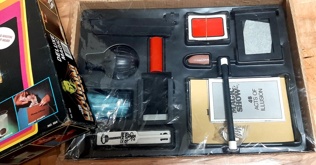 CoolOldSwag's tweet photo. A classic in the realm of magic kits HOUDINI DELUXE MAGIC was introduced in the 70's &amp; produced for the next 10 years. Rare to find ANY vintage magic kits that are complete like this one. @houdinitricks 
#houdini @KitsMagic @MagicKitsPVP #vintagemagickits
#magicmemorabilia https://t.co/BXUDnhBWTa