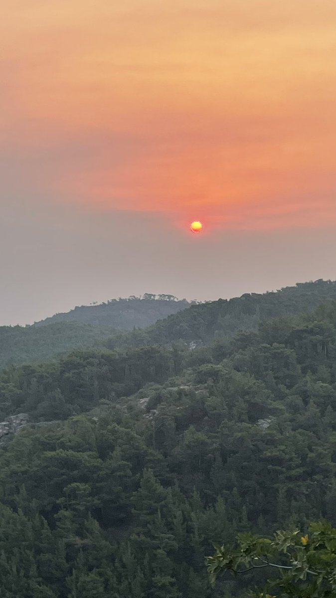 Στην Ικαρια ξημέρωσε. Με τους καπνούς απο Εύβοια να μυρίζει ως εδω καμένο. 
#Πυρκαγια