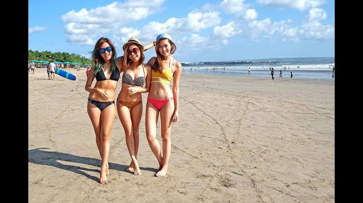 IasWisdom's tweet photo. Perbedaan bikini jakarta sama bikini bali ? 
SKCK #Dinarcandy https://t.co/7QktyssSl9