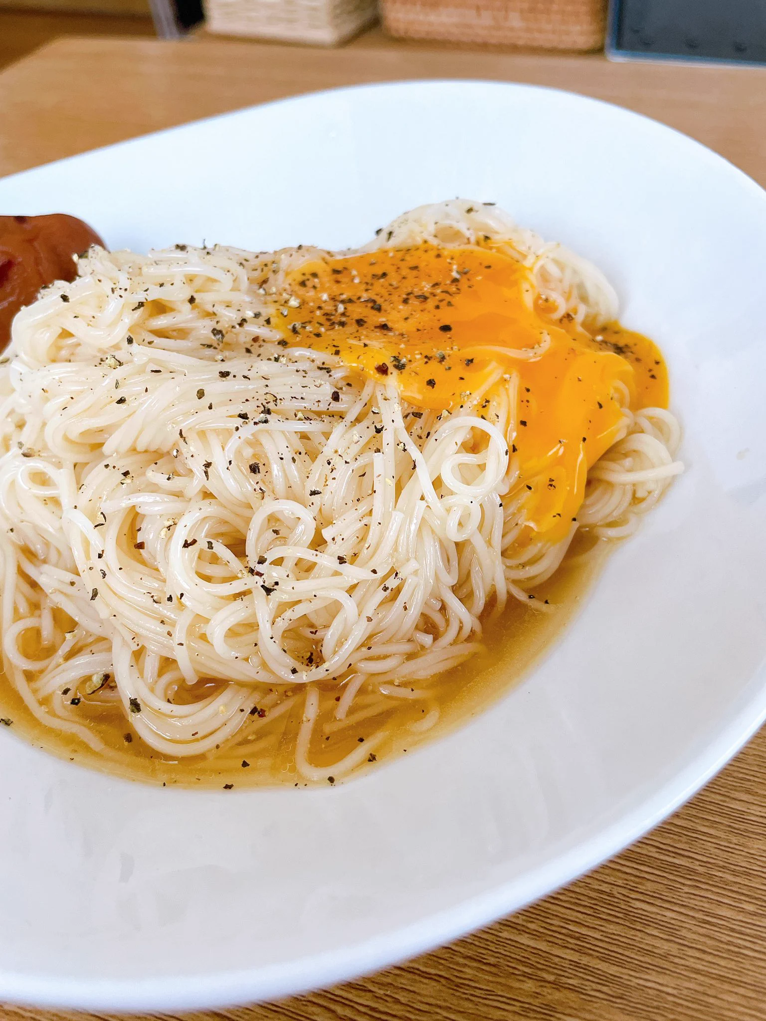 ネギなかったし、卵黄崩れてるけど、美味しかった！
謎の赤いやつは梅干し  