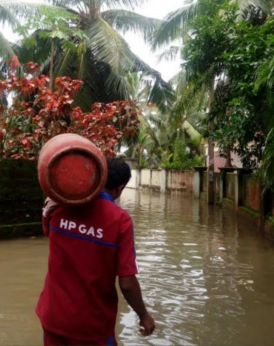 LPGfederation's tweet photo. @PMOIndia @HardeepSPuri @ChairmanIOCL @singharunbpcl @CmdHpcl @PetroleumMin @Rameswar_Teli Be it pandemic when people chose to stay indoor,Be it floods when roads get submerged. We work tirelessly risking r lives just to bring a smile on r customers face.#lpgwarriors "We Deliver" https://t.co/mkss1CVwAp