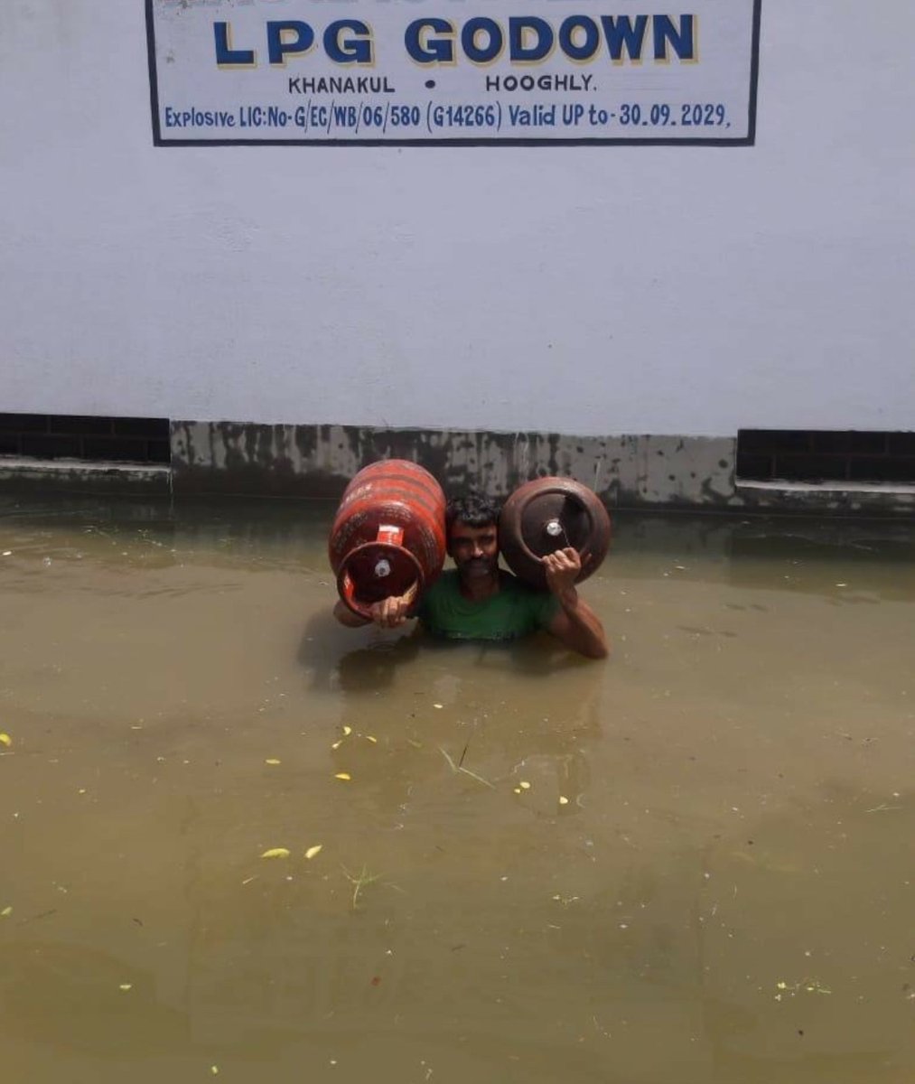 LPGfederation's tweet photo. @PMOIndia @HardeepSPuri @ChairmanIOCL @singharunbpcl @CmdHpcl @PetroleumMin @Rameswar_Teli Be it pandemic when people chose to stay indoor,Be it floods when roads get submerged. We work tirelessly risking r lives just to bring a smile on r customers face.#lpgwarriors "We Deliver" https://t.co/mkss1CVwAp