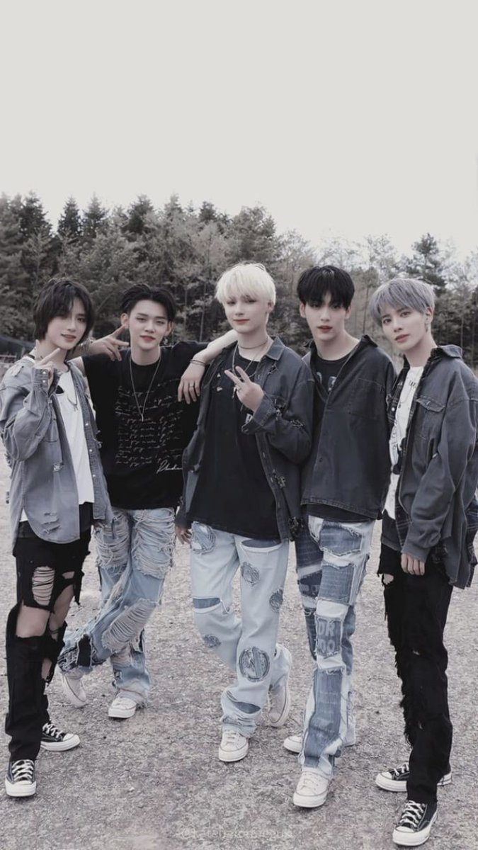 ⇱ 28.07.

                       ⸙    — #Rolbandchella21

—Ya que el grupo se estaría presentando en el festival RBchella de este año, todos los miembros llegaron al valle de Cxachella para instalarse en el camping del festival dónde estarían quedándose los próximos días.—