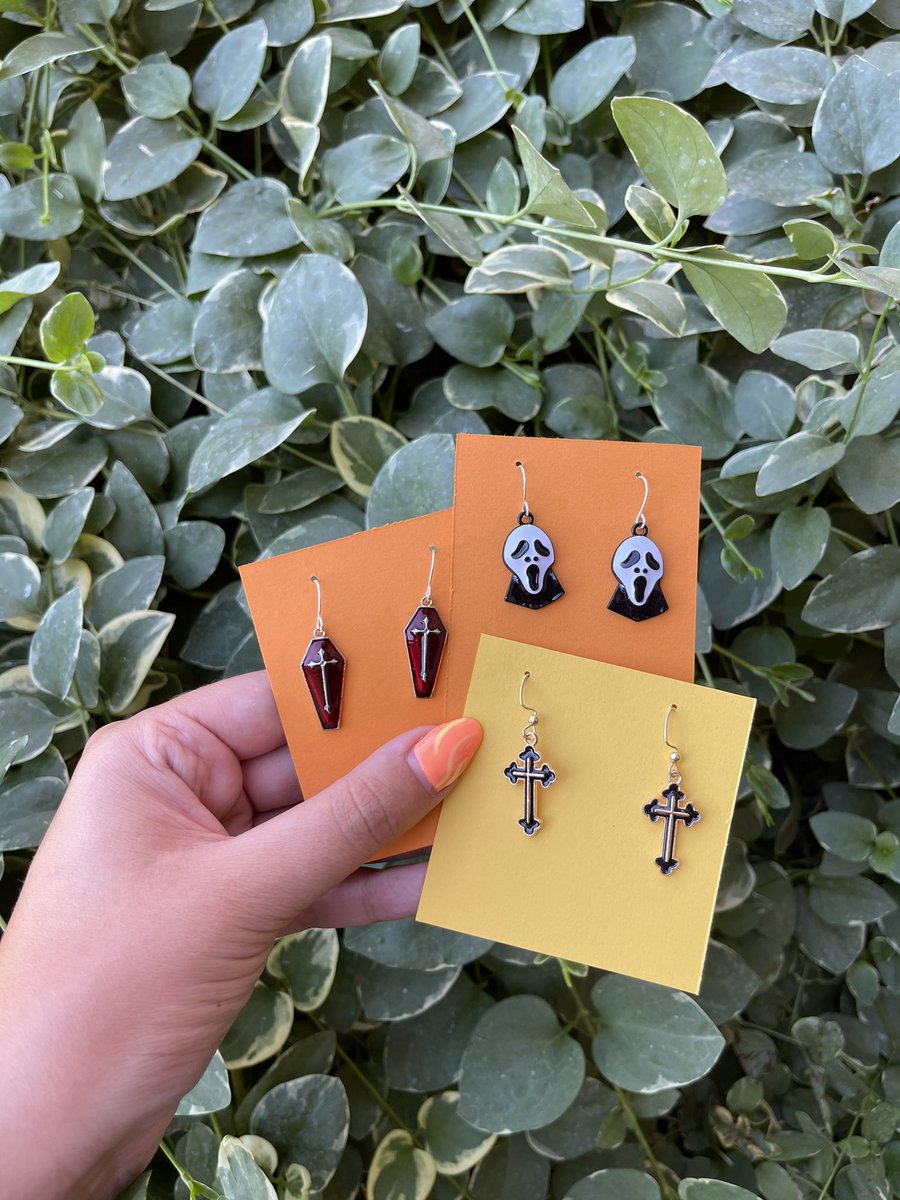 I have new super cute earrings up for sale! Doing everything possible to pay for tuition and rent my last semester ❤️ please rt if possible! Buying from small businesses goes such a long way, trust me! Thank you!! 
*more styles on website*

flomakesearrings.bigcartel.com
